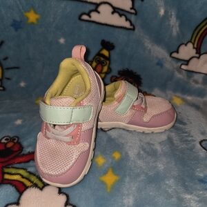 See Kai Run velcro shoes size 5c